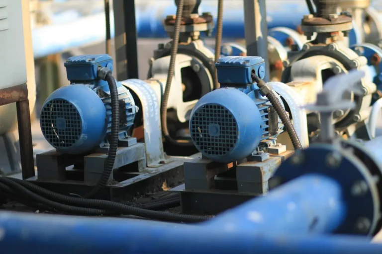 Bombas de agua con motor eléctrico conectadas a la red de tuberías
