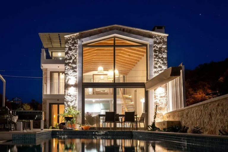 Casa con piscina iluminada de noche