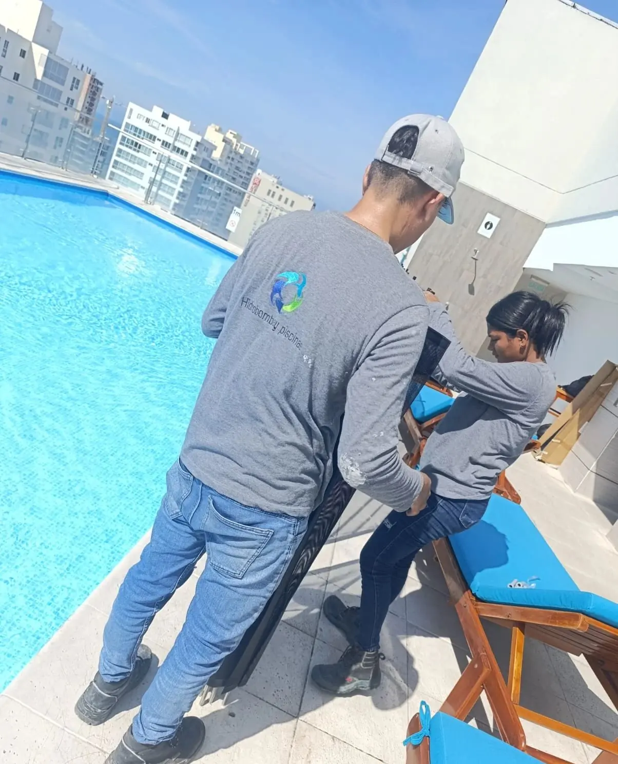 Montaje de los paneles del cerramiento junto a la piscina