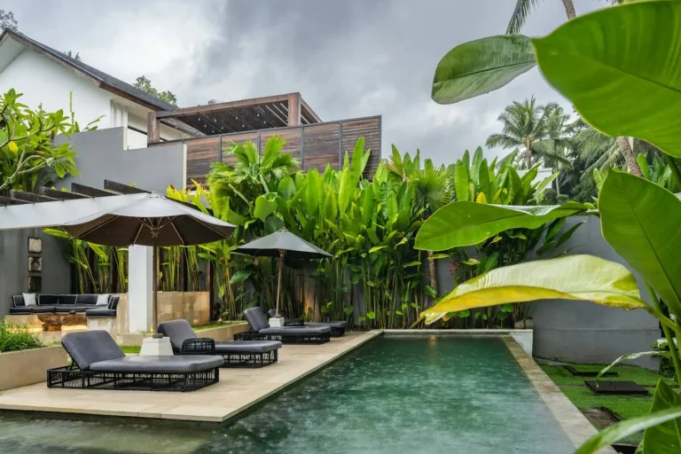 Casa campestre con piscina rodeada de vegetación