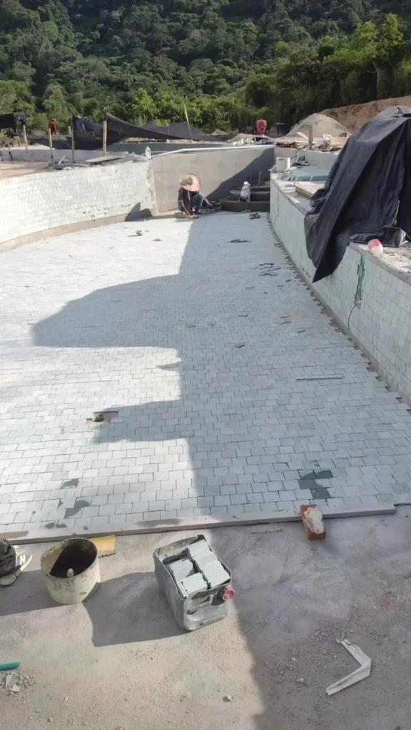 Enchape del fondo de la piscina en el proyecto Sierra Nevada