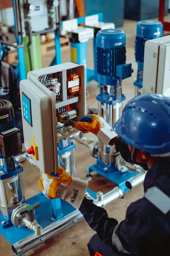Técnico revisando un sistema de bombeo con tablero de control